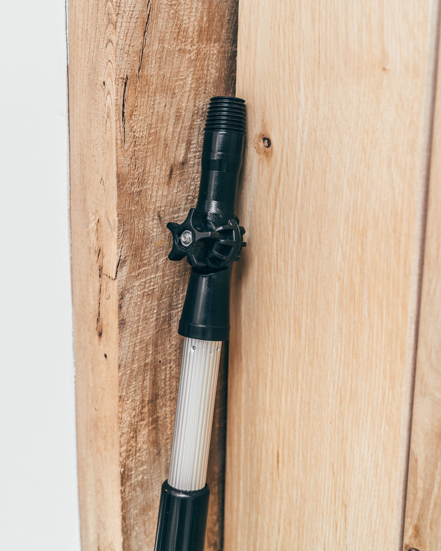 Three Section Extendable Telescopic Handle With Adjustable Head 4M