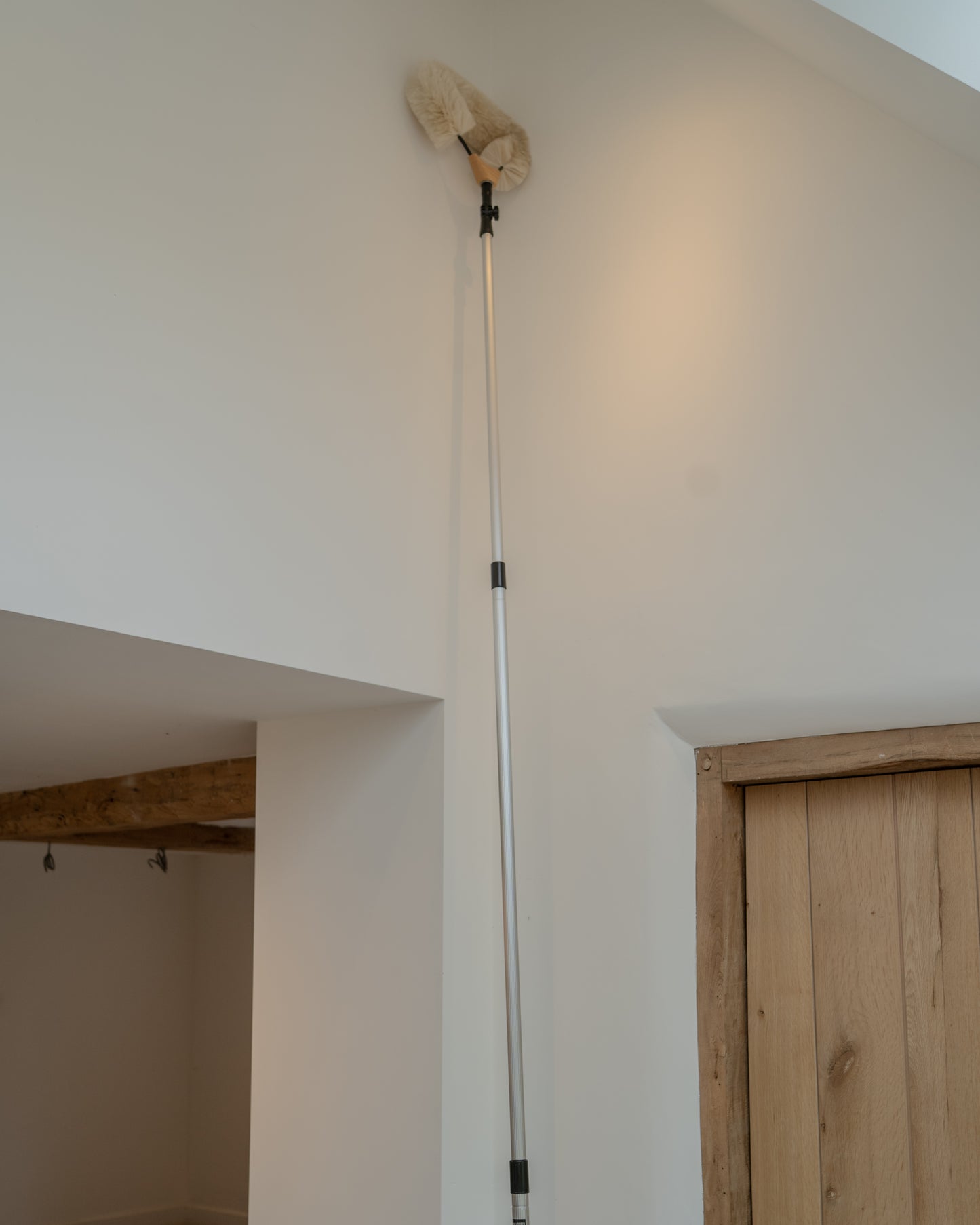 Three Section Extendable Telescopic Handle With Adjustable Head 4M